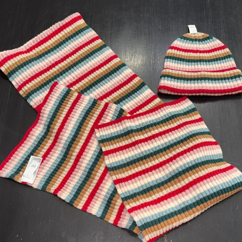 gap knit scarf and hat set. NEW with tags. - Picture 1 of 5